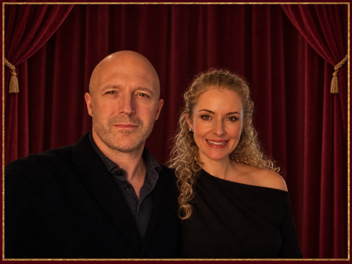 Cindy et Jérémie Pulinx devant un rideau de théâtre bordeaux