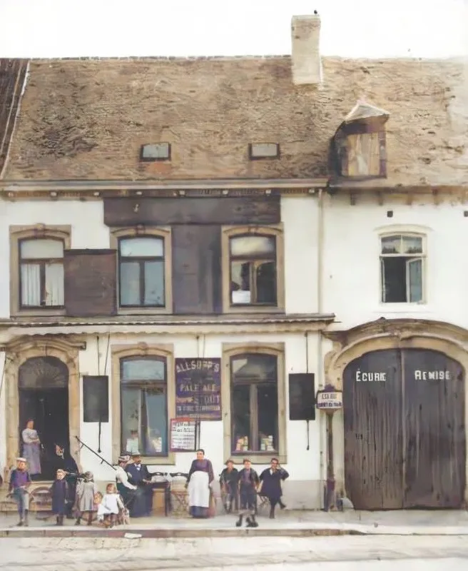 Vue ancienne de la façade de l’auberge de Waterloo, avec des personnes devant l’entrée